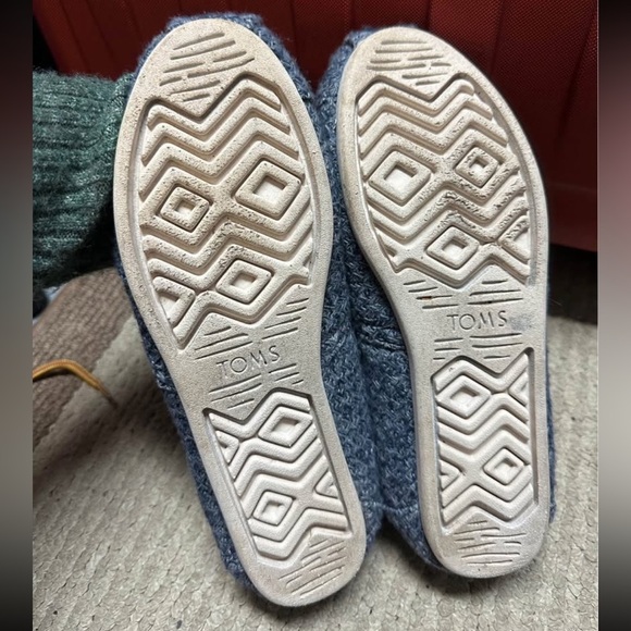TOMS Blue Slip-On Fuzzy Shoes -EUC- 8 - Picture 2 of 2